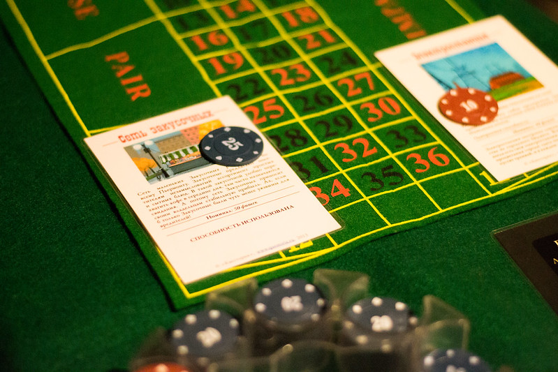 Ведущий развлекает гостей на корпоративе в Києві